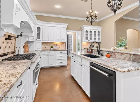 Kitchen - 166 Stratford Dr, Brandon, MS 39042 photo 3 of 5