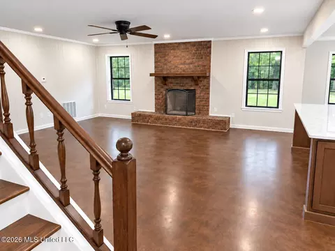 Living - 3461 Amy Dr, Nesbit, MS 38651 photo 1 of 3