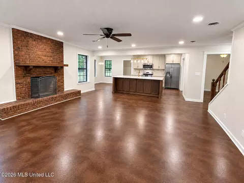 Living - 3461 Amy Dr, Nesbit, MS 38651 photo 2 of 3