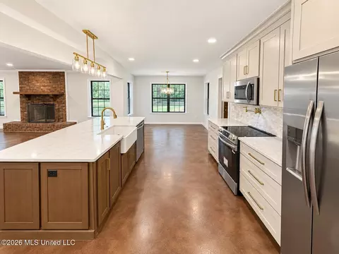 Kitchen - 3461 Amy Dr, Nesbit, MS 38651 photo 2 of 2