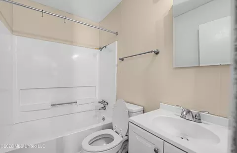 Bath - 615 Rich Dr, Jackson, MS 39209 photo 1 of 2