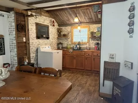 Kitchen - 442 Fields Rd, Byhalia, MS 38611 photo 2 of 3