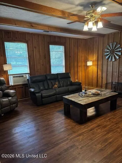 Living - 211 Avenue B, Brookhaven, MS 39601 photo 1 of 1