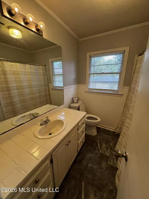 Bath - 211 Avenue B, Brookhaven, MS 39601 photo 1 of 2