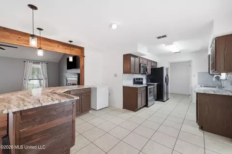 Kitchen - 5428 Diamondhead Dr E, Diamondhead, MS 39525 photo 2 of 5
