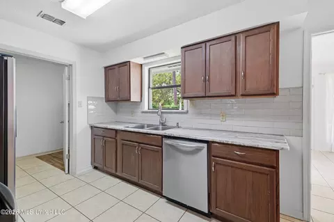 Kitchen - 5428 Diamondhead Dr E, Diamondhead, MS 39525 photo 5 of 5