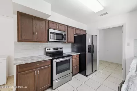 Kitchen - 5428 Diamondhead Dr E, Diamondhead, MS 39525 photo 4 of 5