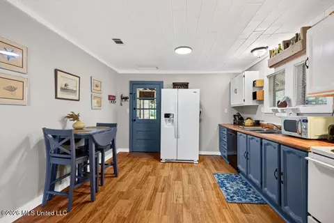 Kitchen - 4013 Griffin St, Moss Point, MS 39563 photo 4 of 4