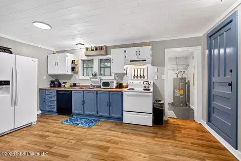 Kitchen - 4013 Griffin St, Moss Point, MS 39563 photo 3 of 4