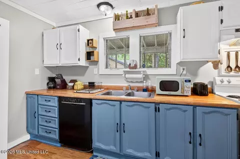 Kitchen - 4013 Griffin St, Moss Point, MS 39563 photo 2 of 4