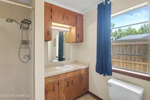 Bath - 210 Gates Ave, Long Beach, MS 39560 photo 2 of 3