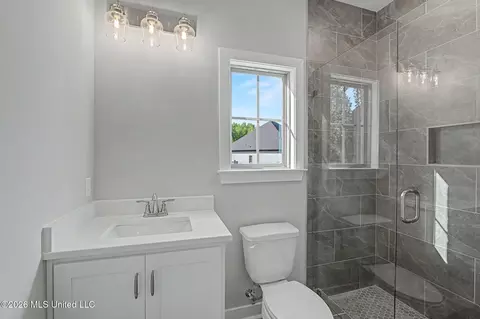 Bath - 9065 Bennett Trl, Hernando, MS 38632 photo 4 of 5