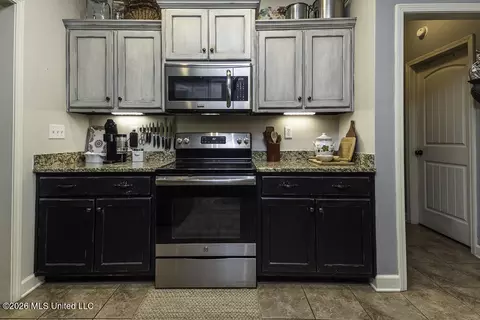 Kitchen - 664 Robertson Way, Hernando, MS 38632 photo 2 of 3