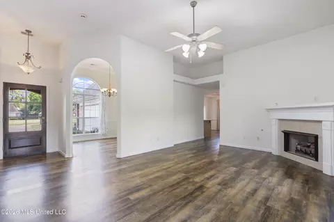 Living - 1213 Pontotoc St, Hernando, MS 38632 photo 2 of 3