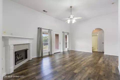 Living - 1213 Pontotoc St, Hernando, MS 38632 photo 3 of 3