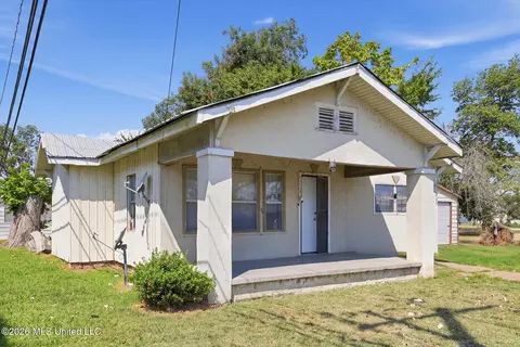 Exterior - 135 Alma St, Tutwiler, MS 38963 photo 2 of 5