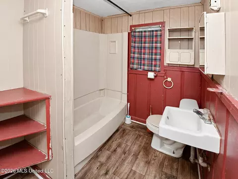Bath - 135 Alma St, Tutwiler, MS 38963 photo 1 of 3