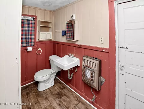 Bath - 135 Alma St, Tutwiler, MS 38963 photo 3 of 3