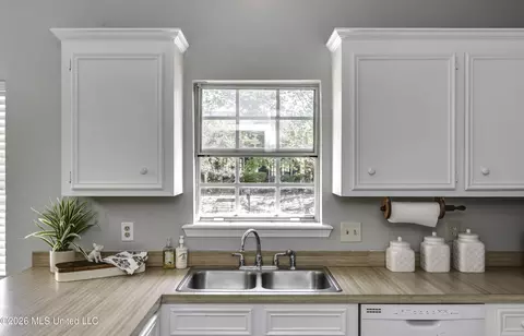 Kitchen - 1014 Cherrystone Ct, Madison, MS 39110 photo 2 of 5