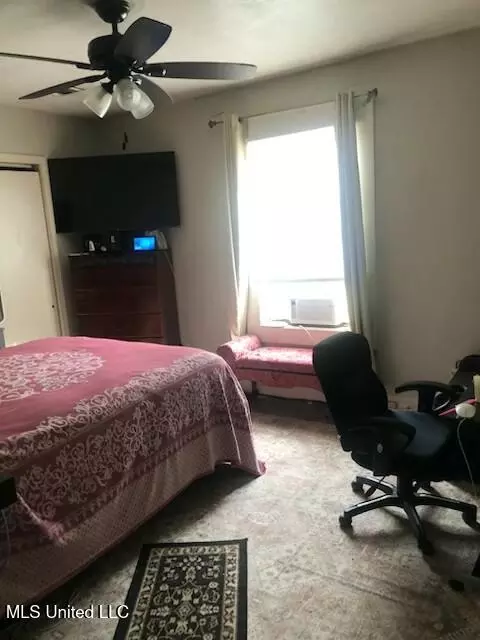 Bedroom - 4201 Larchmont St, Jackson, MS 39209 photo 1 of 2