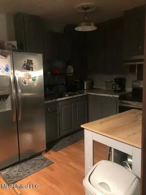 Kitchen - 4201 Larchmont St, Jackson, MS 39209 photo 1 of 2