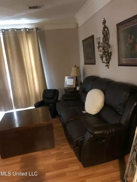 Living - 4201 Larchmont St, Jackson, MS 39209 photo 1 of 1