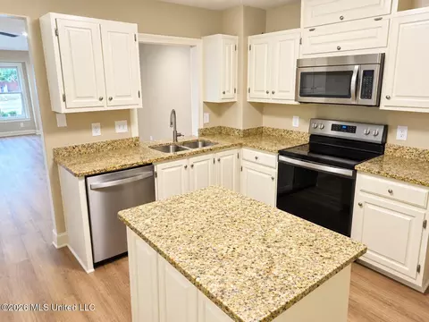 Kitchen - 408 River Pl, Jackson, MS 39211 photo 1 of 2