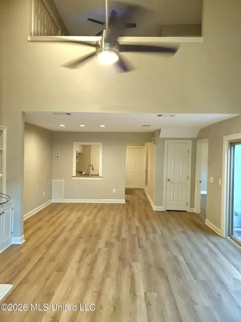 Living - 408 River Pl, Jackson, MS 39211 photo 5 of 6