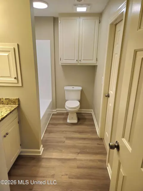 Bath - 408 River Pl, Jackson, MS 39211 photo 1 of 2