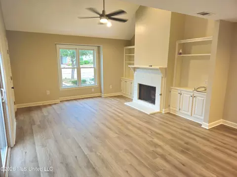 Living - 408 River Pl, Jackson, MS 39211 photo 2 of 6