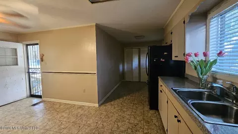 Entry Way - 104 E South Ave, Crenshaw, MS 38621 photo 1 of 2