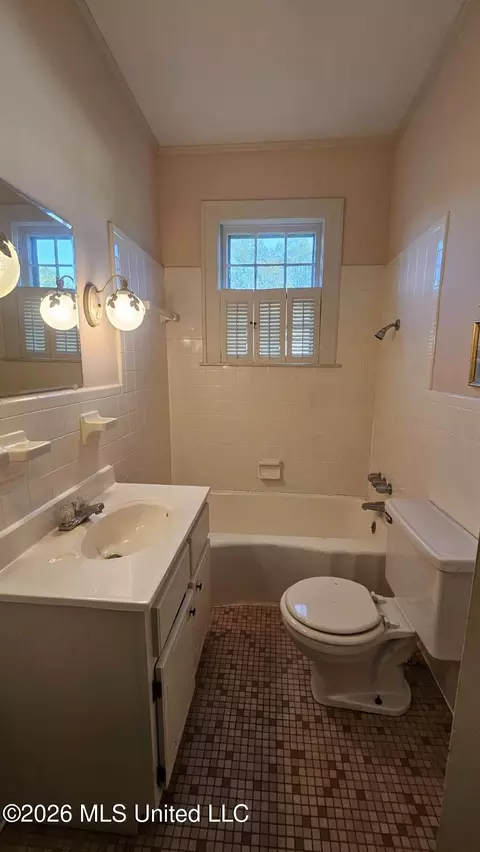 Bath - 104 E South Ave, Crenshaw, MS 38621 photo 2 of 3