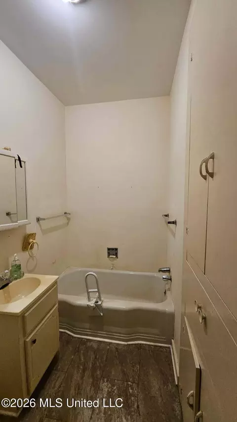 Bath - 104 E South Ave, Crenshaw, MS 38621 photo 1 of 3