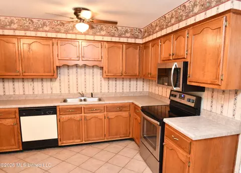 Kitchen - 6521 E Farley Dr, Olive Branch, MS 38654 photo 2 of 6