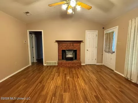 Living - 6521 E Farley Dr, Olive Branch, MS 38654 photo 1 of 3