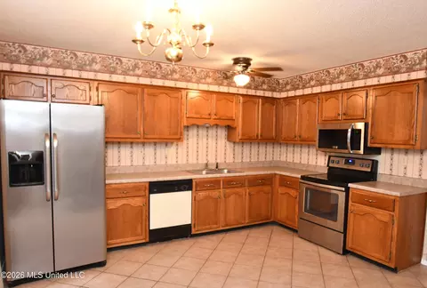 Kitchen - 6521 E Farley Dr, Olive Branch, MS 38654 photo 4 of 6