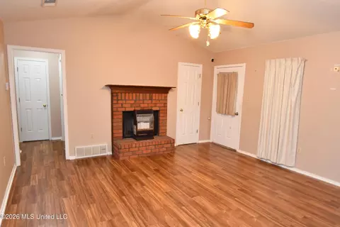 Living - 6521 E Farley Dr, Olive Branch, MS 38654 photo 2 of 3