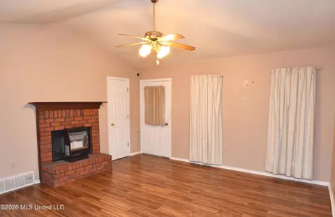 Living - 6521 E Farley Dr, Olive Branch, MS 38654 photo 3 of 3