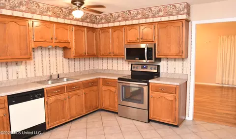 Kitchen - 6521 E Farley Dr, Olive Branch, MS 38654 photo 3 of 6