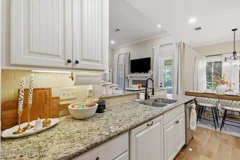 Kitchen - 304 Ridge Pointe Dr, Brandon, MS 39042 photo 2 of 3