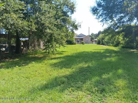 161 Pine St, Biloxi, MS 39530 photo 2