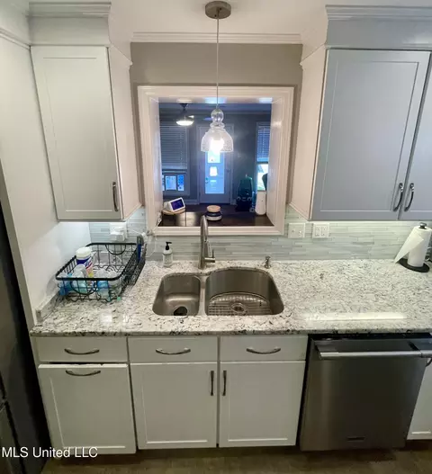Kitchen - 403 Lindberg Ave, Natchez, MS 39120 photo 1 of 5