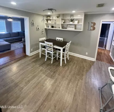 Dining - 403 Lindberg Ave, Natchez, MS 39120 photo 1 of 1
