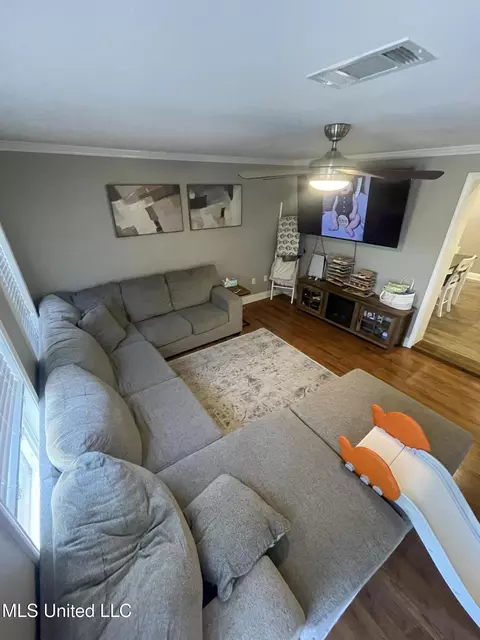 Living - 403 Lindberg Ave, Natchez, MS 39120 photo 2 of 2