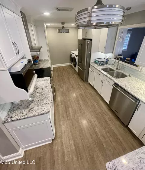 Kitchen - 403 Lindberg Ave, Natchez, MS 39120 photo 5 of 5