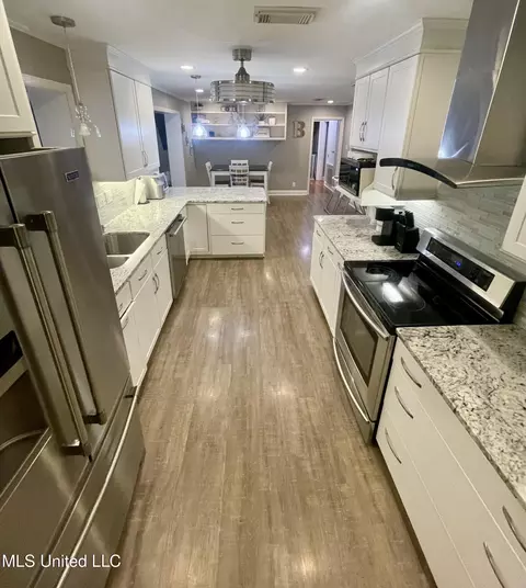 Kitchen - 403 Lindberg Ave, Natchez, MS 39120 photo 4 of 5