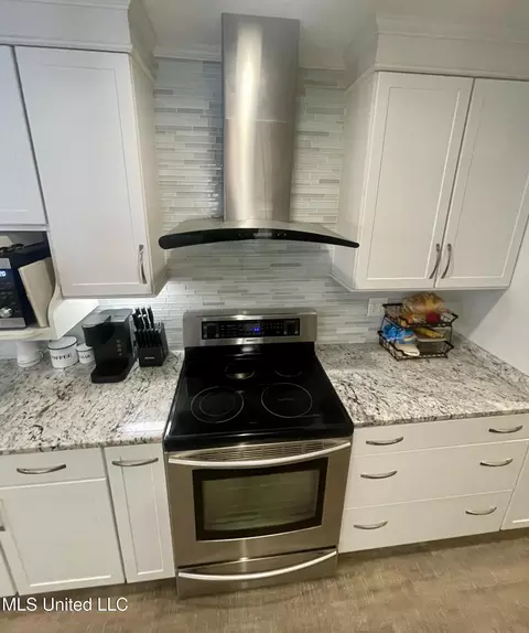Kitchen - 403 Lindberg Ave, Natchez, MS 39120 photo 2 of 5