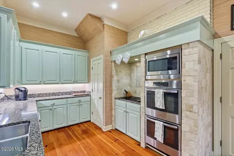 Kitchen - 64 Saint Andrews Pl, Jackson, MS 39211 photo 2 of 3