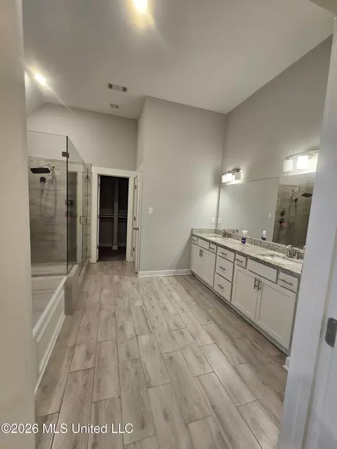 Bath - 7175 E Harrier Dr, Olive Branch, MS 38654 photo 4 of 5