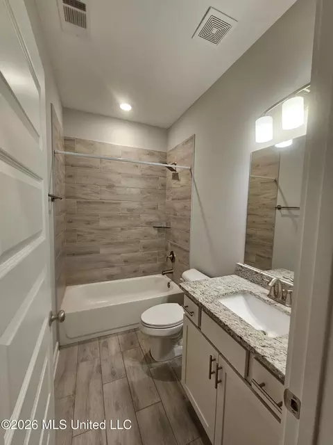 Bath - 7175 E Harrier Dr, Olive Branch, MS 38654 photo 2 of 5
